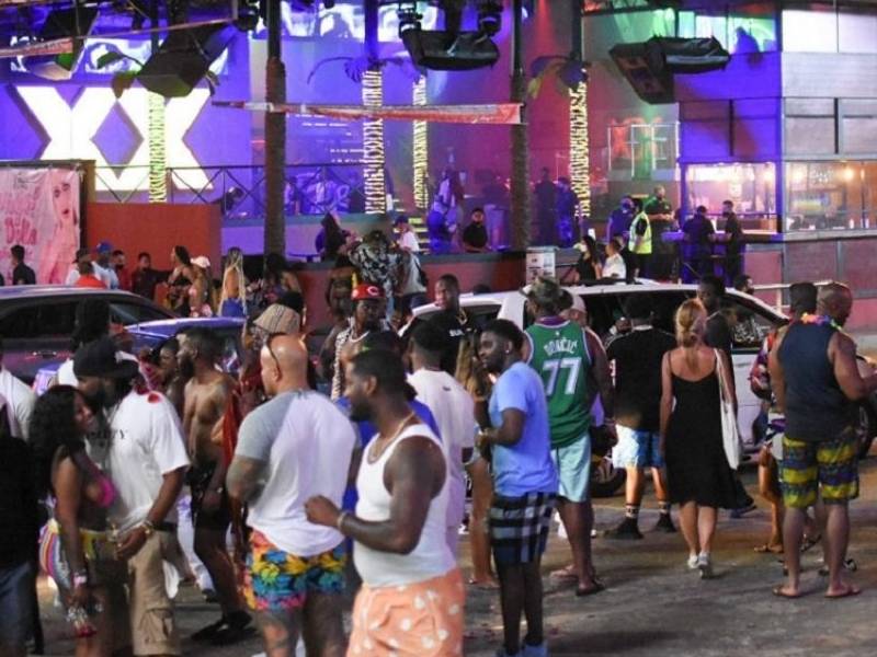 ¿Momento crítico; Tercera ola de Covid-19 golpea Cancún y Los Cabos