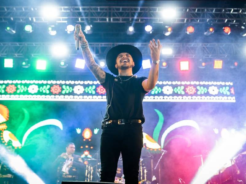 A pesar de pandemia, Nodal ofrece concierto en Cancún