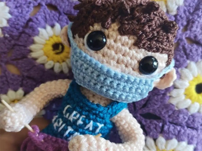 Tom Daley responde a la artesana mexicana que tejió su figura en Tokio
