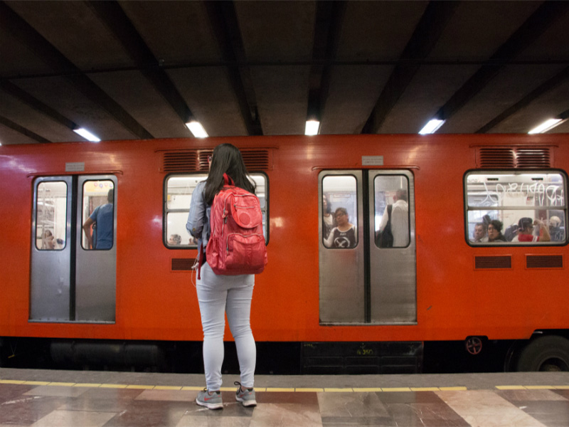Usuario muere al arrojarse a las vías en la estación la raza del metro