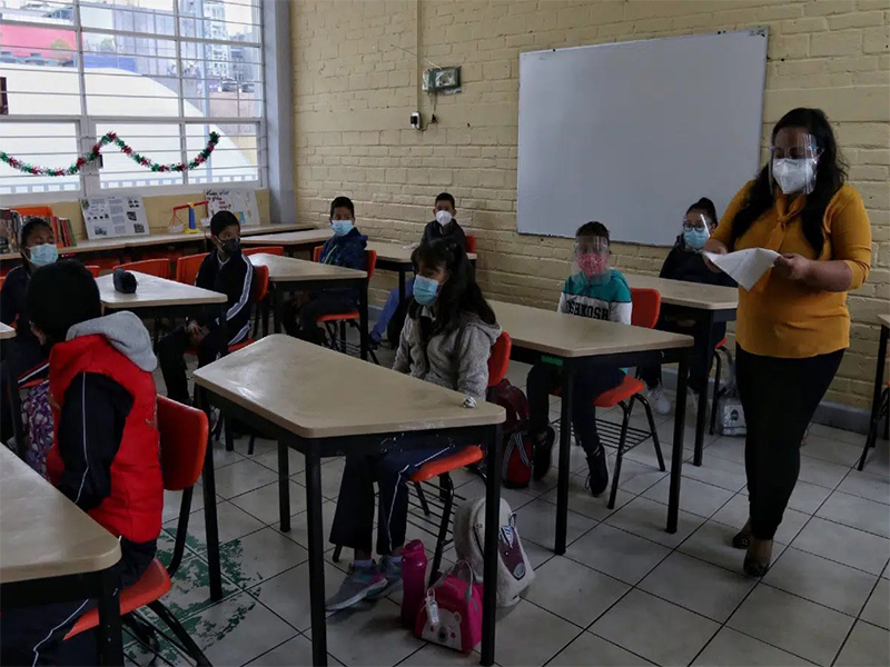Maestra con Covid se quitó el cubrebocas y contagió a sus alumnos