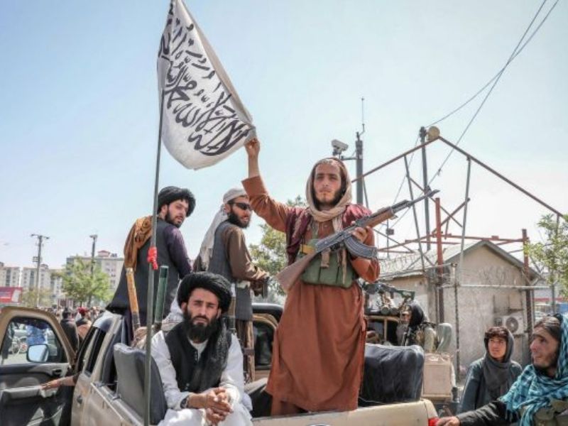 Cofundador talibán llega a Kabul, donde continúa la desesperación por abandonar Afganistán