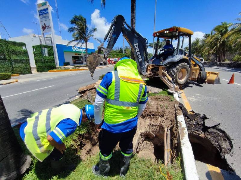 Aguakan atiende ruptura de tubería en la zona hotelera de Cancún