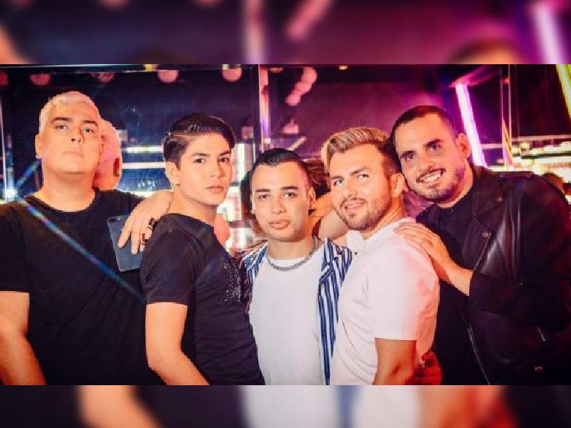 Acusan a influencers de engañar y abusar de un migrante en transmisión en vivo