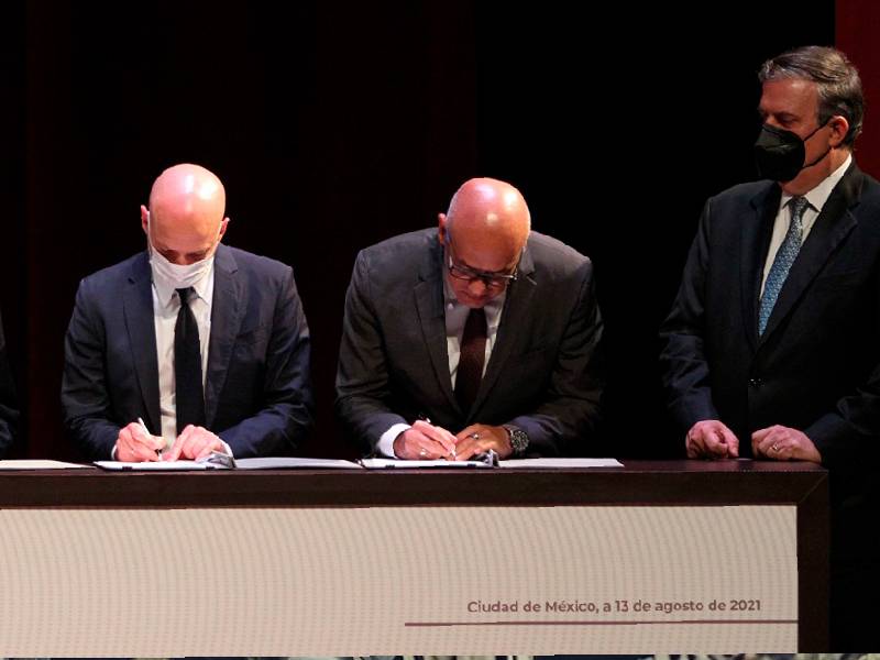 Gobierno de Venezuela y opositores firman acuerdos en México