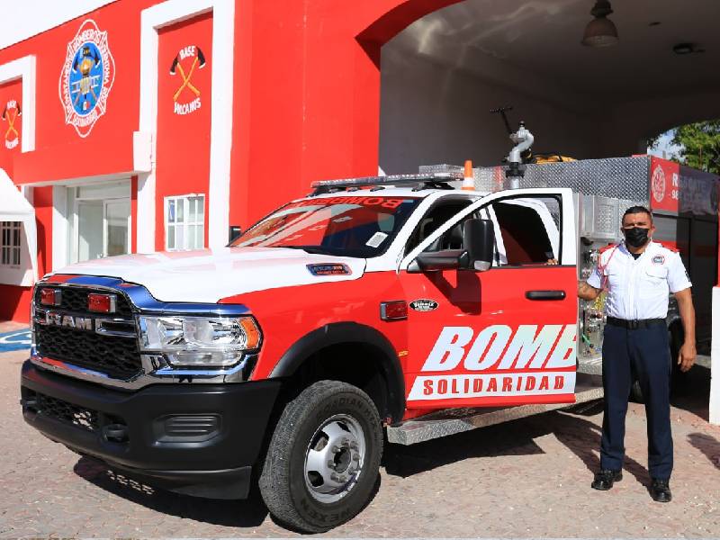 Laura Beristain entrega a los bomberos nuevas unidades y equipos de protección