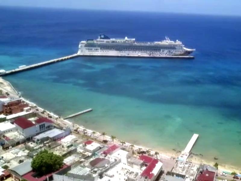 Llega el mega crucero a Cozumel, reactivando los tres muelles de la isla