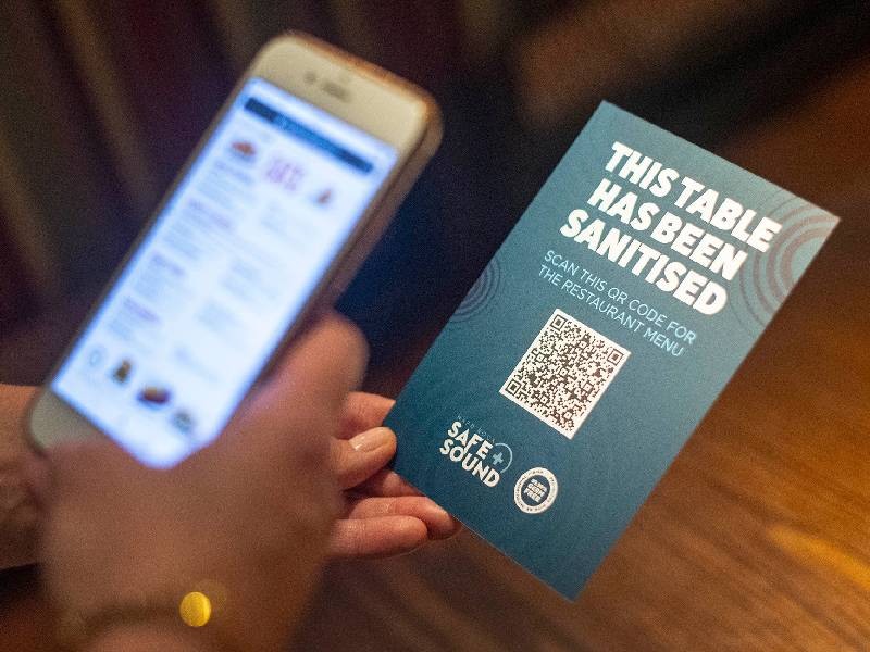 Molesta a usuarios menús con código QR