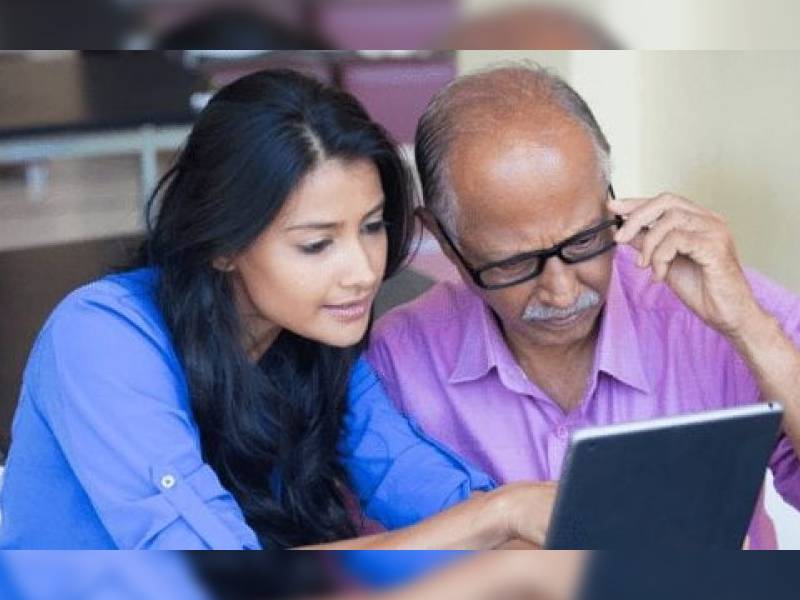 Abuelitos luchan por adaptarse a las nuevas tecnologías