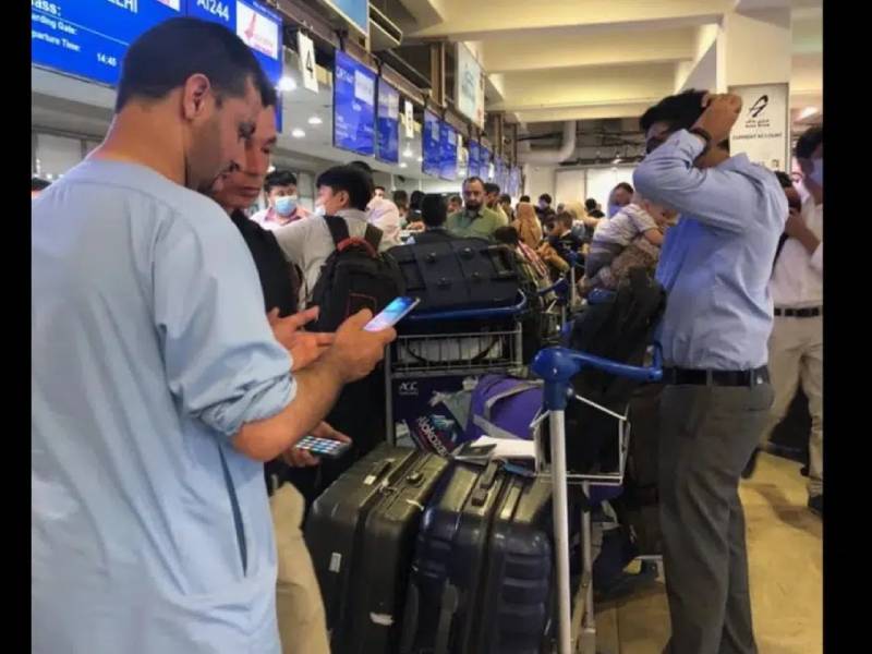 Video: Miles que intentan salir de Kabul colapsan aeropuerto