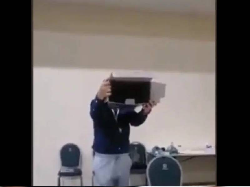 Video. En recuento de votos de Campeche aparece paquete electoral vacío