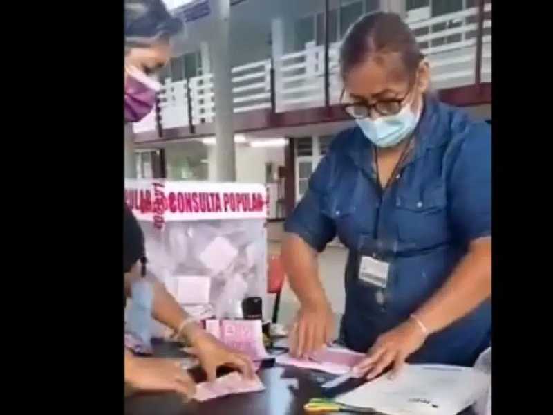 Presuntos funcionarios de casilla rellenan urnas de consulta popular