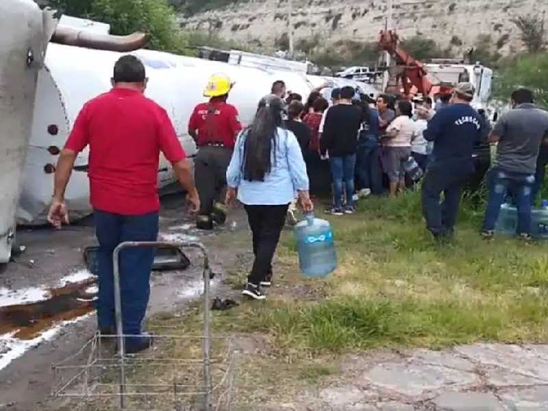 VIDEO. Con garrafas, cubetas y hasta jarras roban leche de pipa volcada