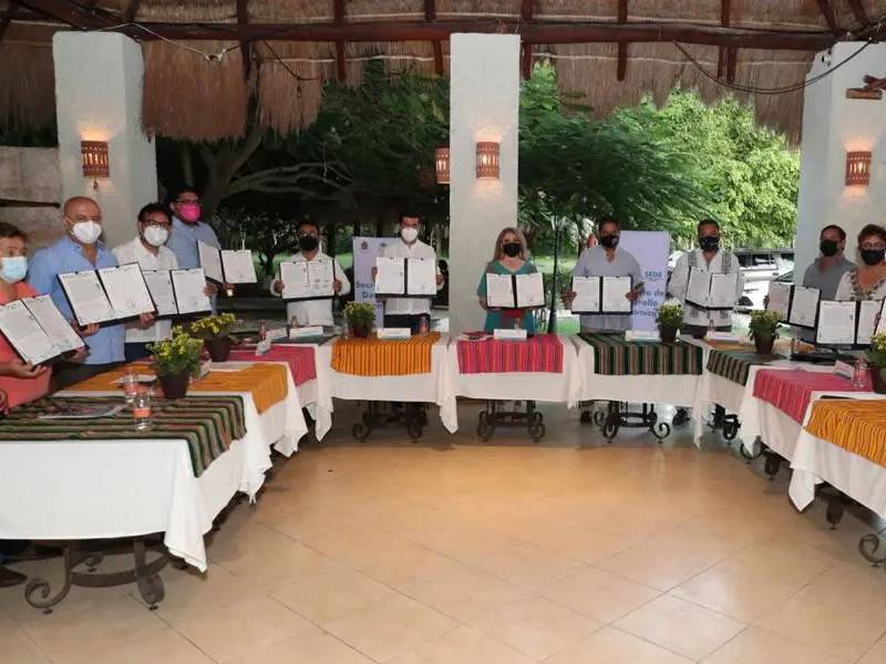 Firman gobierno y sector empresarial acuerdo para impulsar productos.