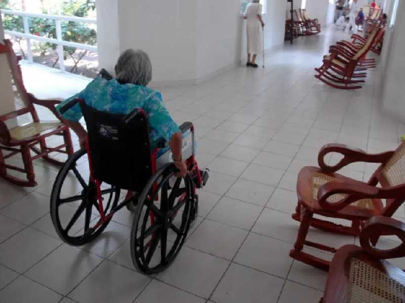 Abuelitos luchan por adaptarse a nuevas tecnologías