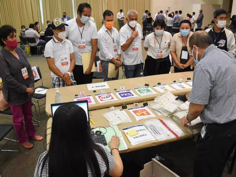 En suspenso termina el recuento de votos en Campeche