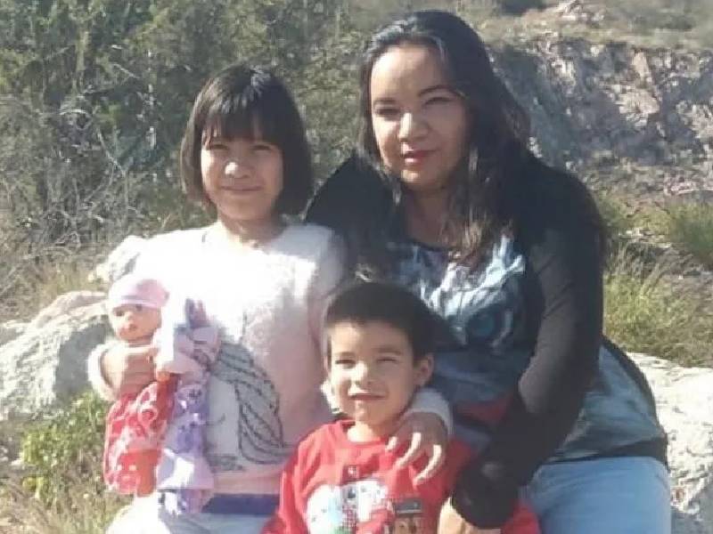 Lava ropa para comprarle un pastel a su hijo