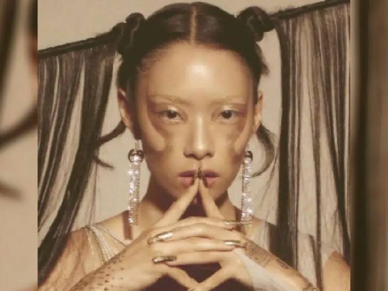 Rina Sawayama presenta su versión de ÔÇ£Enter SandmanÔÇØ para ÔÇÿThe Metallica BlacklistÔÇÖ