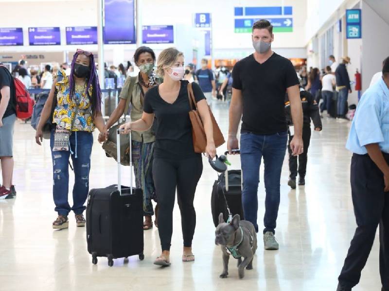 Canadá elimina requisitos de cuarentena para EU. Turistas ya cruzan la frontera