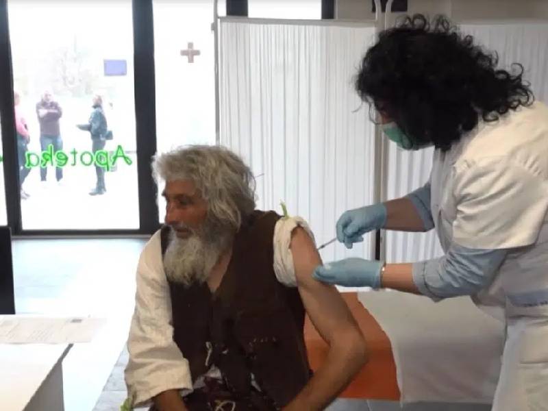 Video. Ermitaño serbio se vacuna y llama a otros a seguir su ejemplo
