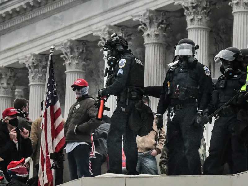 Exoneran a policía que mató a manifestante pro-Trump