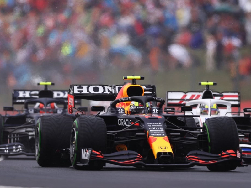 Checo quedó fuera de la carrera desde la primera vuelta en Hungría; la bandera a cuadros en Hungría fue para Esteban Ocon