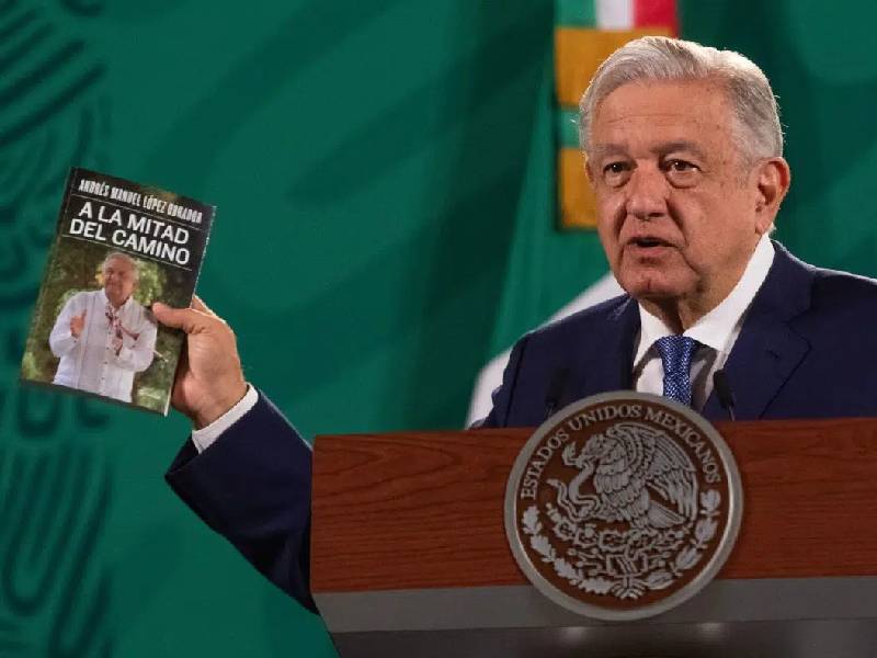 Las 10 revelaciones de "A la mitad del camino" de AMLO