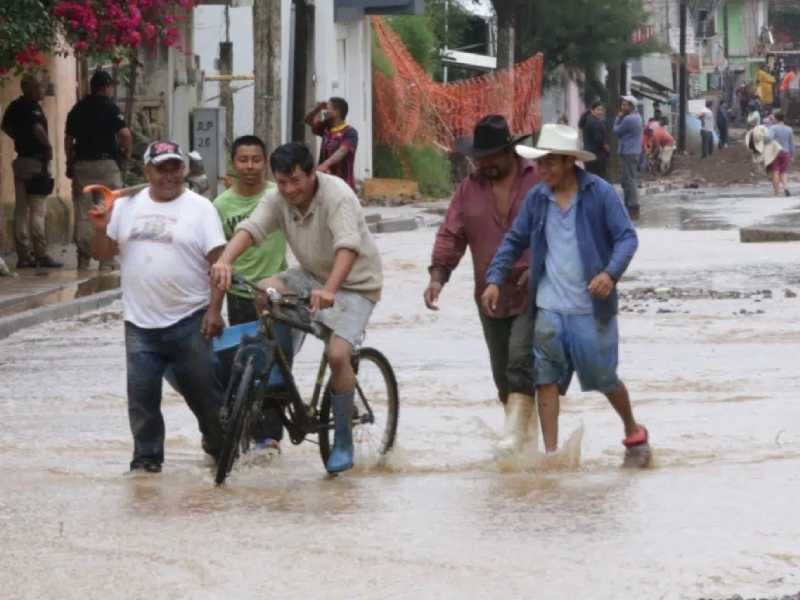 Promete AMLO apoyo a afectados por huracán Grace