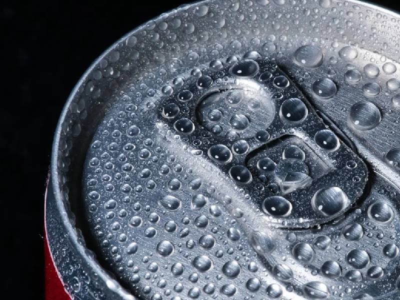 ¡Checa lo que consumes! Influencer descubre que venden refrescos caducados