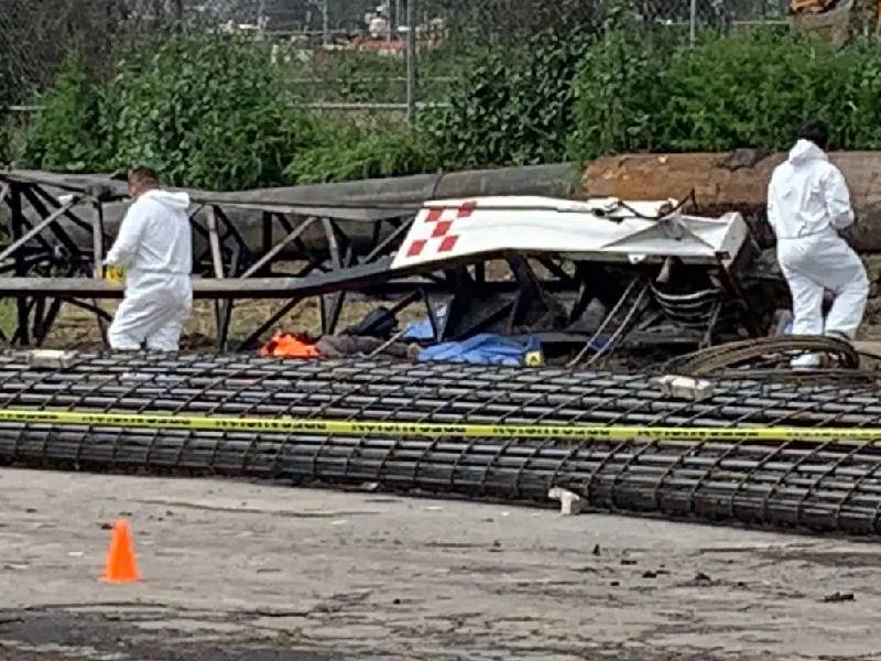 Video. Colapsa grúa y aplasta a 5 trabajadores en Ecatepec