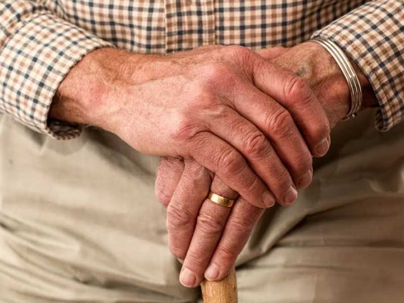 Quejas de fraudes bancarios contra adultos mayores crecen 135%