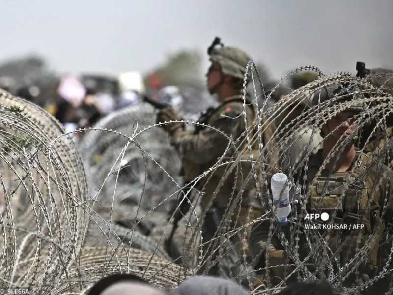 Talibanes amenazan a Estados Unidos si prolonga evacuación