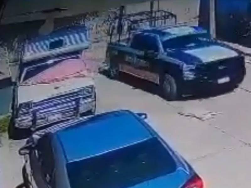 Video. Policías atropellan y matan a un perrito que dormía en la calle