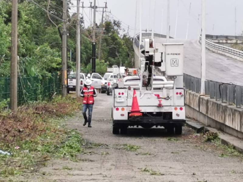 Cuadrillas de CFE saliendo a restablecer el servicio en zonas dañadas