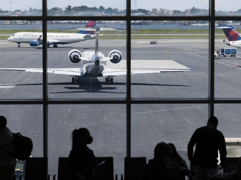 Aerolínea descuenta 200 dólares por mes a empleados no vacunados