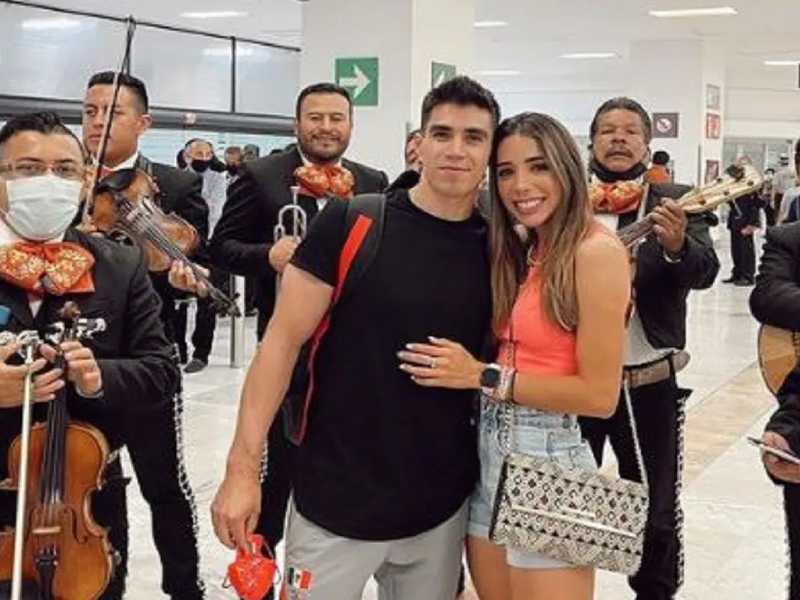 El gimnasta Daniel Corral es recibido con mariachis por su novia