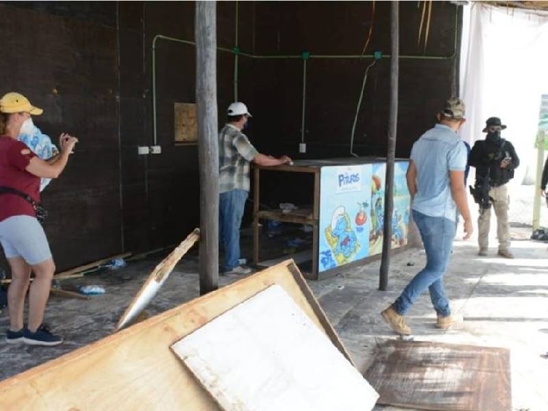 Siguen desmantelando locales irregulares en playa Delfines de Cancún