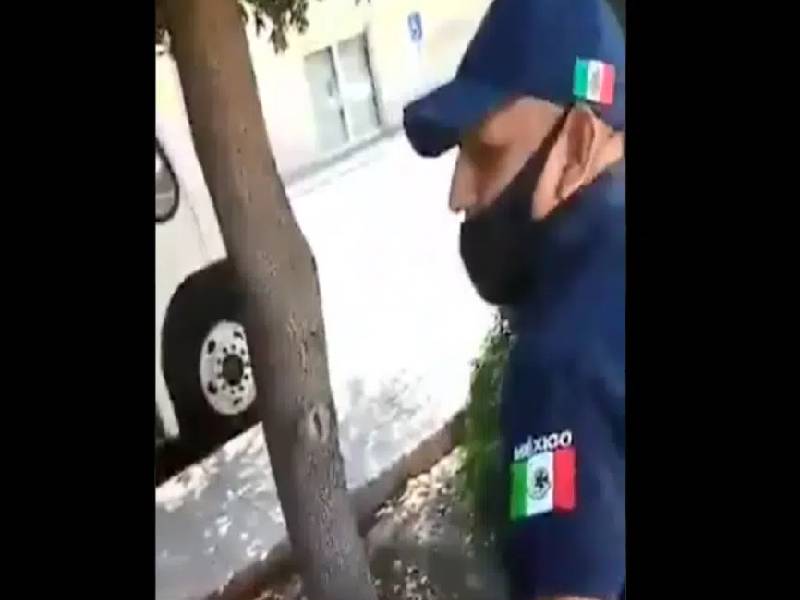 Video. Policías intentan detener a pareja gay por besarse en público