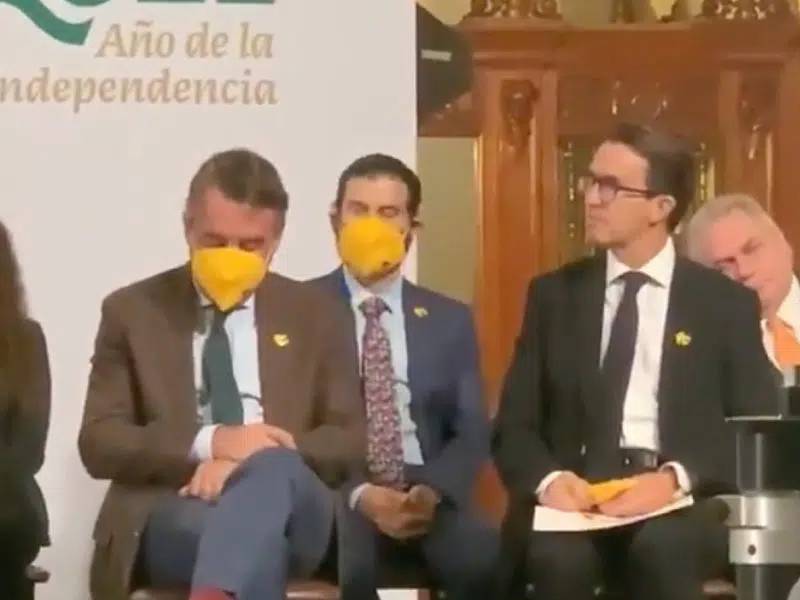 Video. El empresario Carlos Bremer se duerme en la mañanera de AMLO