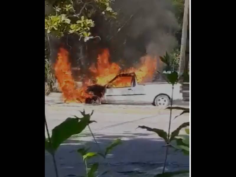 Video. Fuego consume a camioneta en plena avenida Kabah, Cancún