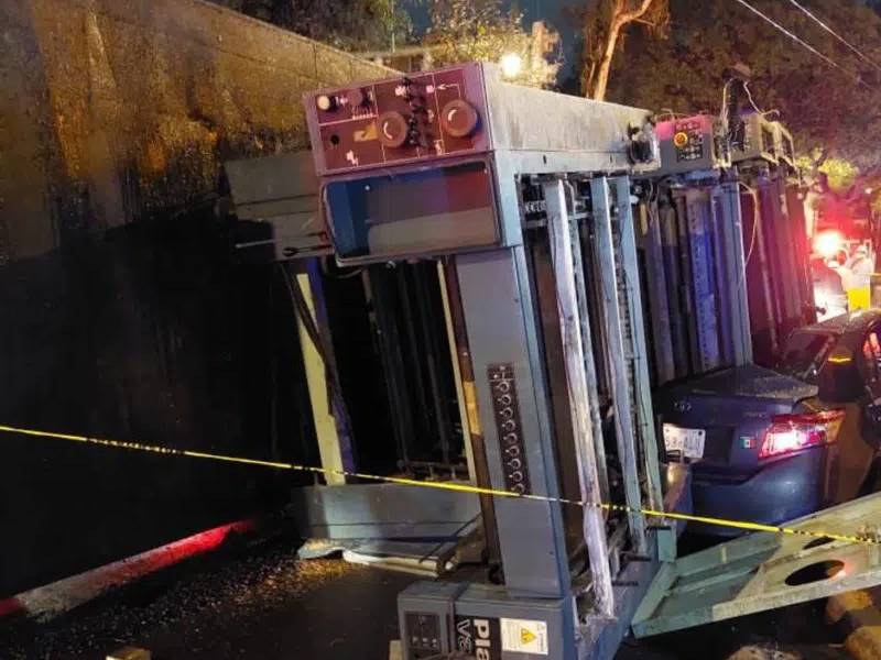 Video. Una persona resulta aplastada por volcadura de camión en CDMX