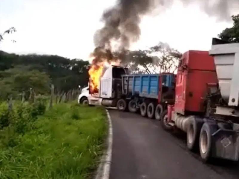 Video: Reportan enfrentamiento entre CJNG y autodefensas en Michoacán