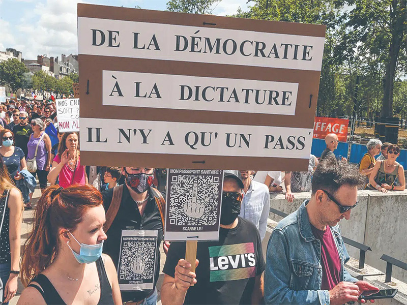 Francia presiona a los no vacunados; vienen restricciones en cafés, avionesÔÇª