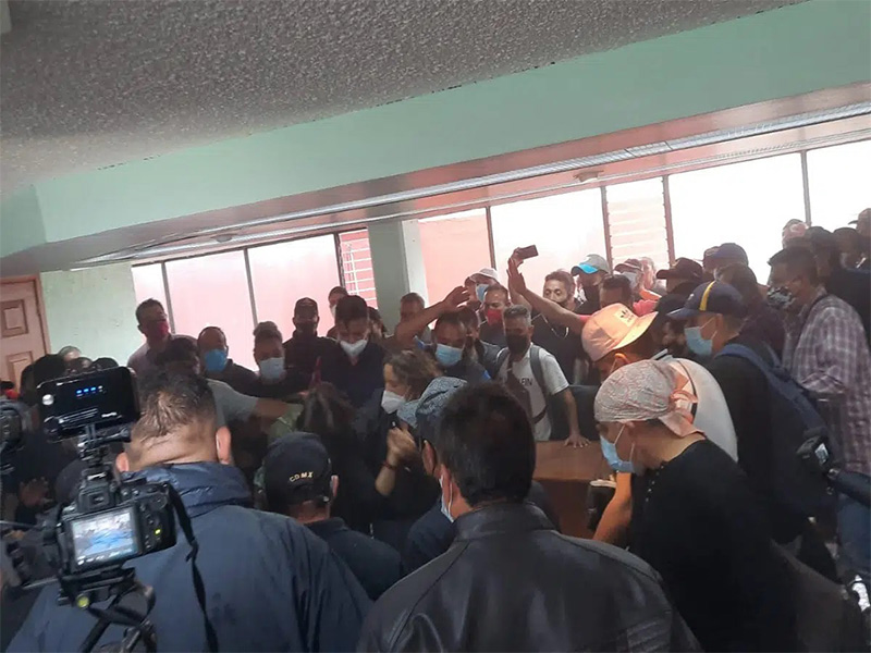 Agremiados del Sindicato de Trabajadores de CDMX se enfrentan a golpes