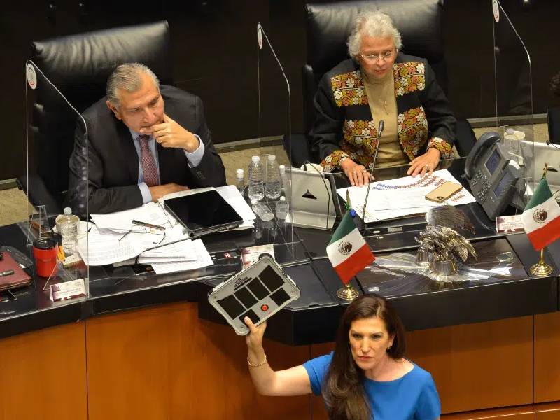 Lamenta titular de Segob clima de crispación; difiere con panista