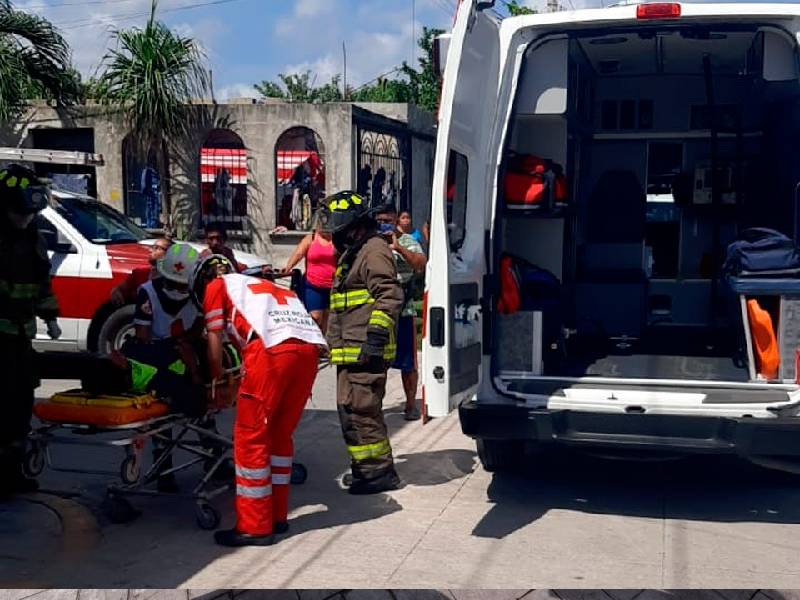 Joven lesionado al caer de un poste al sufrir descarga eléctrica
