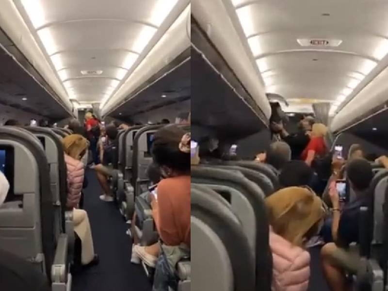 Bajan de avión a pareja