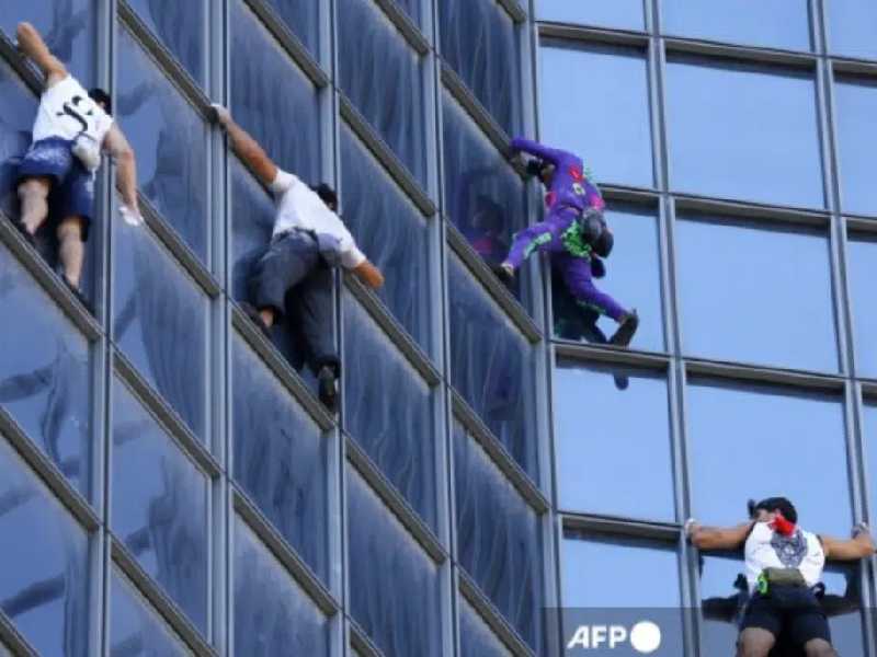 "Spiderman Francés" protesta en las alturas contra el pasaporte sanitario