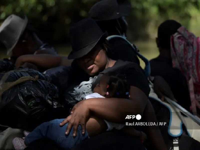 Migrantes haitianos se internan en la selva de Colombia rumbo a Panamá