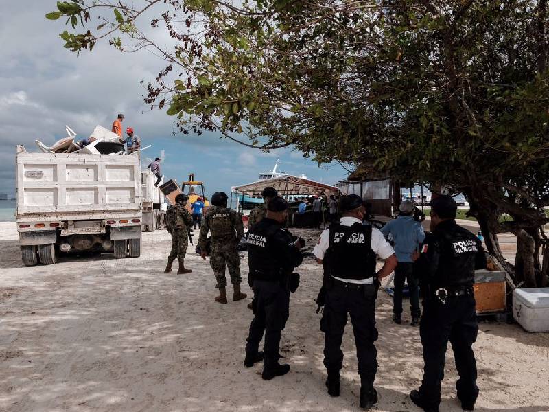 Desmantelan dos comercios en Playa Langosta de Cancún